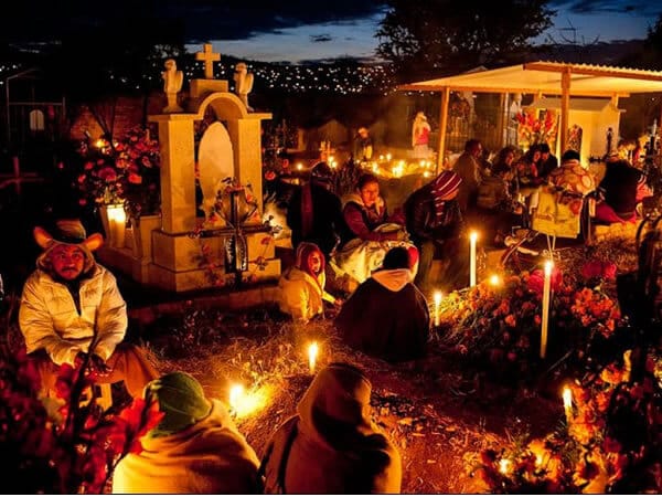 Photo d'un cimetière mexicain le jour des morts