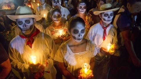 Groupe de mexicains maquillés en squelette pour la fête des morts