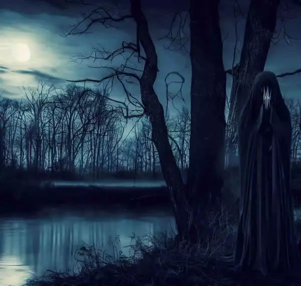 Une image obsédante de La Llorona, la femme en pleurs du folklore latino-américain, debout près d'une rivière au clair de lune.