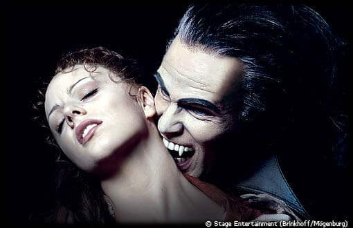 Photo d'un vampire mordant le cou d'une jeune femme