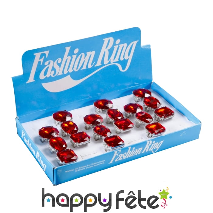 Bague ornée d'une grosse pierre rouge