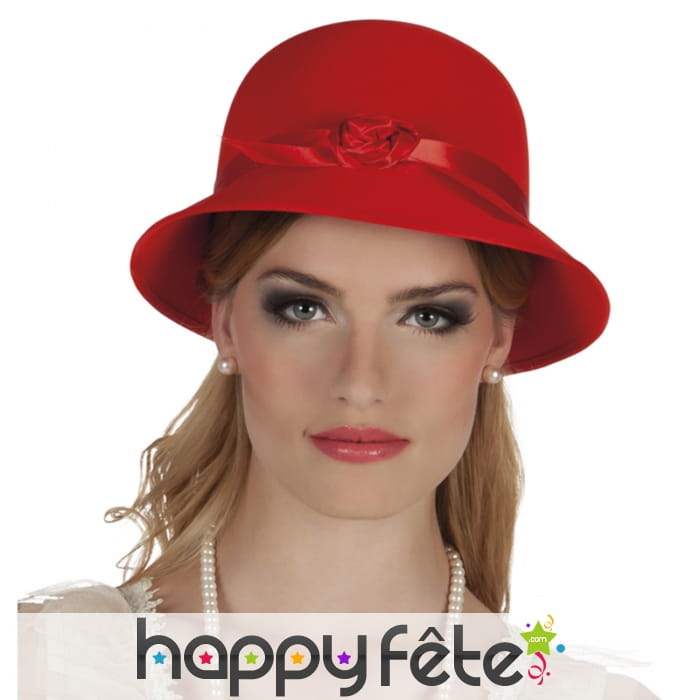 Chapeau ancien bombé rouge avec ruban