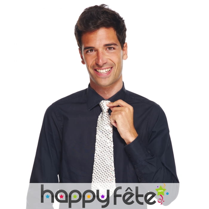 Cravate argentée recouverte de sequins