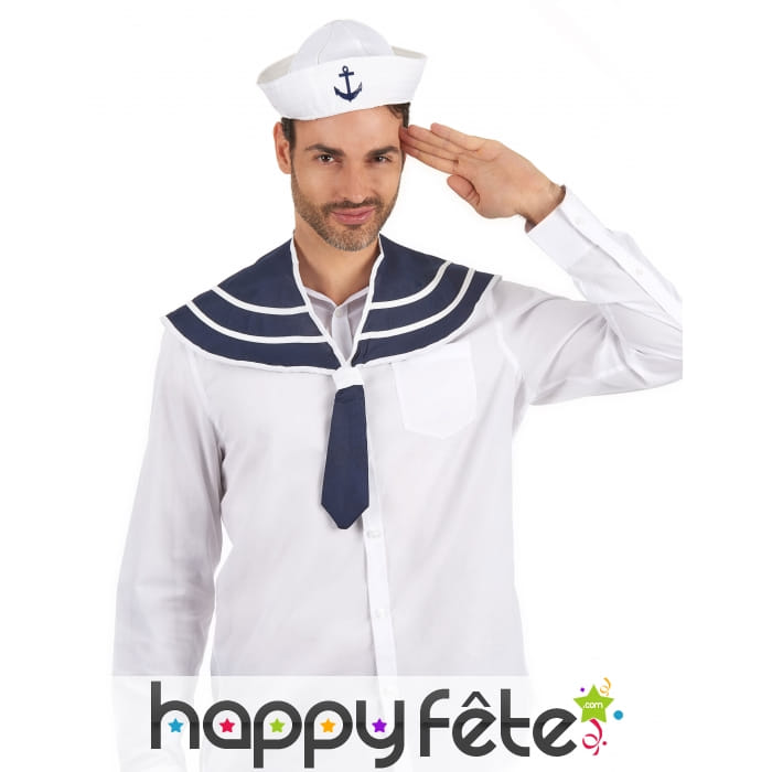 Col bleu de marin avec chapeau