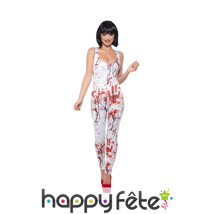 Combinaison blanche éclaboussée de sang, femme
