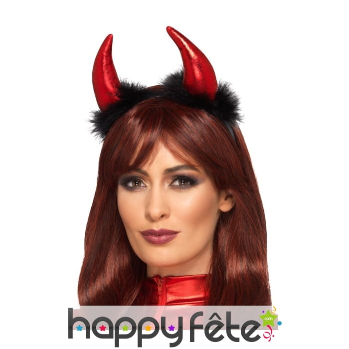 Cornes de diable rouge brillantes et froufrous