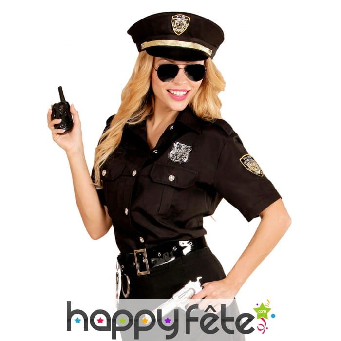 Chemise et casquette noire de femme policier