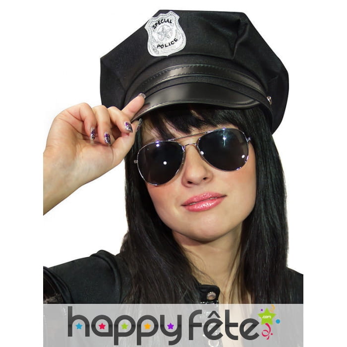 Casquette noire de police avec insigne argenté