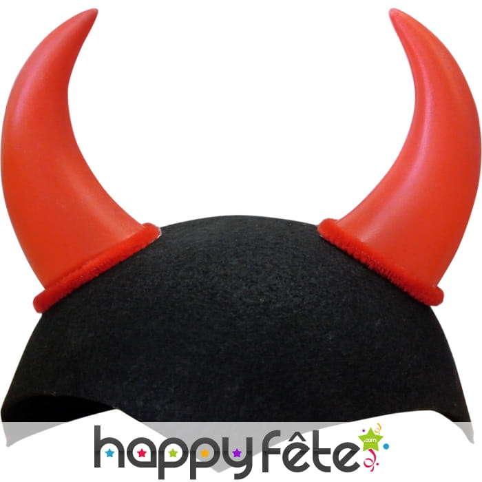 Cornes rouges de diable avec crâne noir