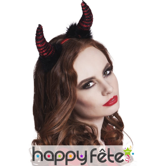 Cornes rouges sequins noirs et fourrure