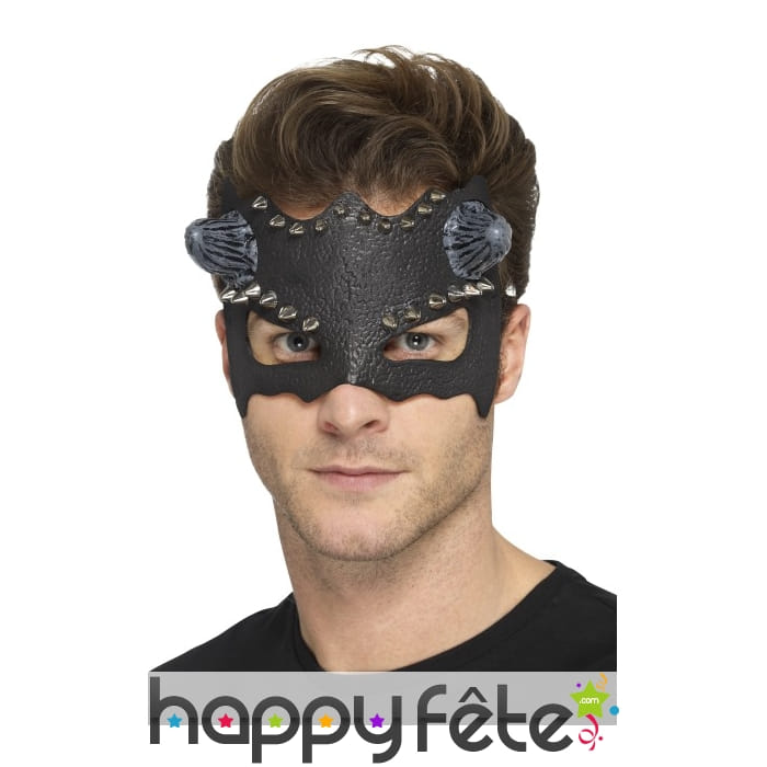 Demi masque clouté de démon