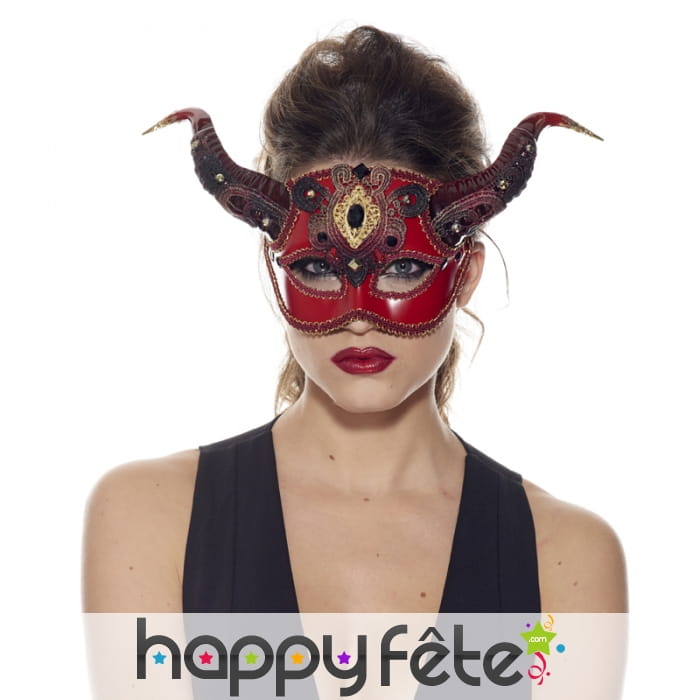 Elégant et large loup de diablesse avec cornes