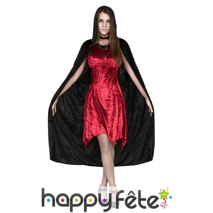 Elegante tenue de vampire rouge avec cape noire
