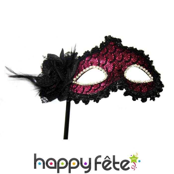 Face a main fuchsia en dentelle avec rose