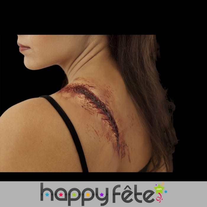 Fausse cicatrice recousue et gonflée en latex