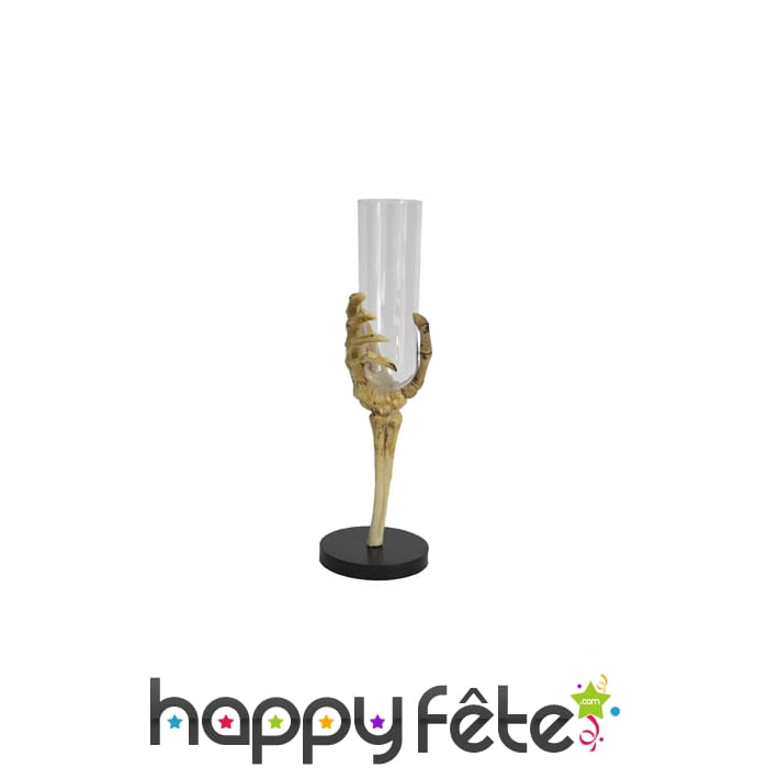 Flûte tenue par une main squelette