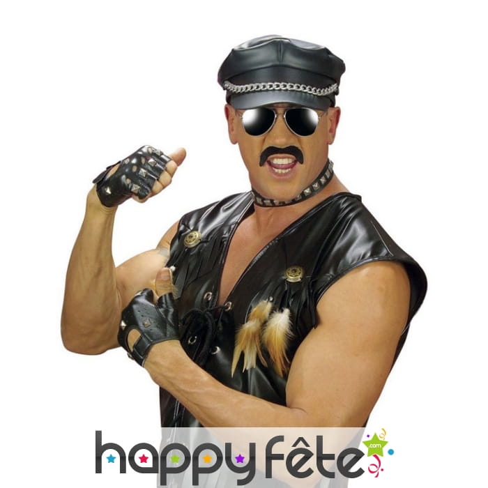 Gants et bracelets cloutés de rocker