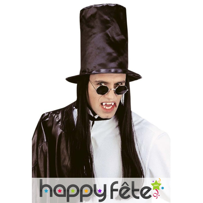 Grand haut de forme noir avec cheveux noirs