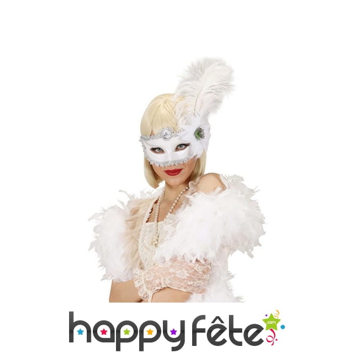 Loup blanc avec plume et rose blanche