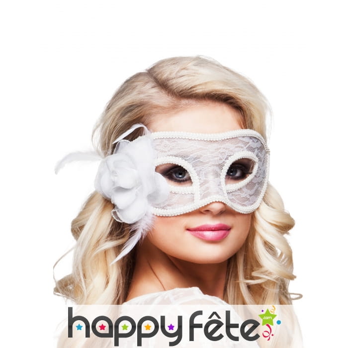 Loup en dentelle avec rose blanche