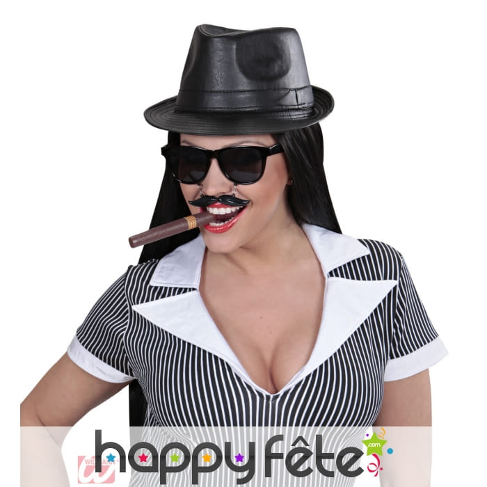 Lunettes noires et moustaches