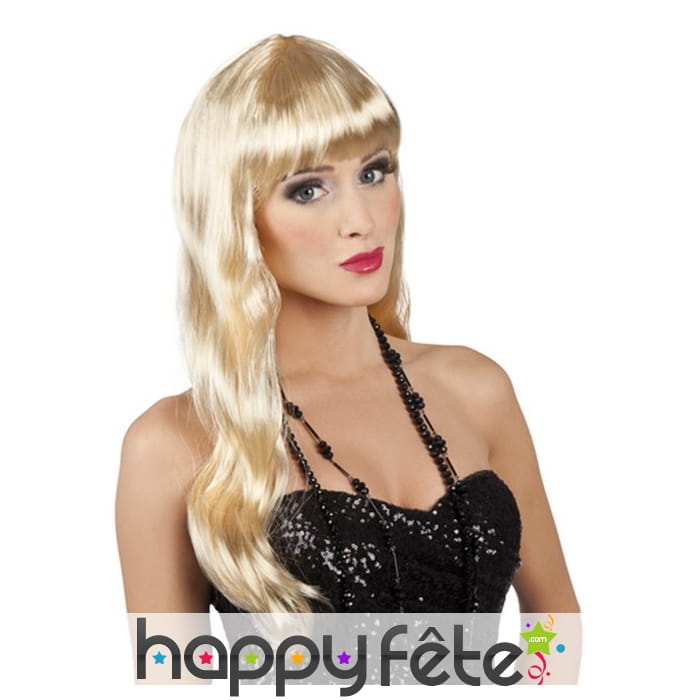 Longue perruque blonde légèrement ondulée, frange