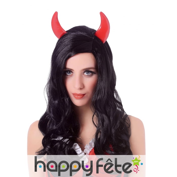 Longue perruque noire ondulée avec cornes rouges