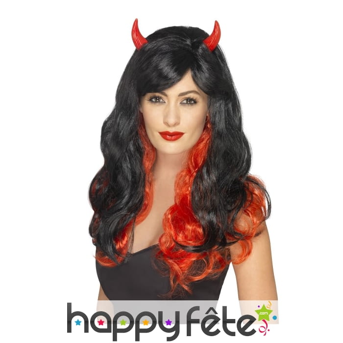 Longue perruque ondulée de diablesse avec cornes
