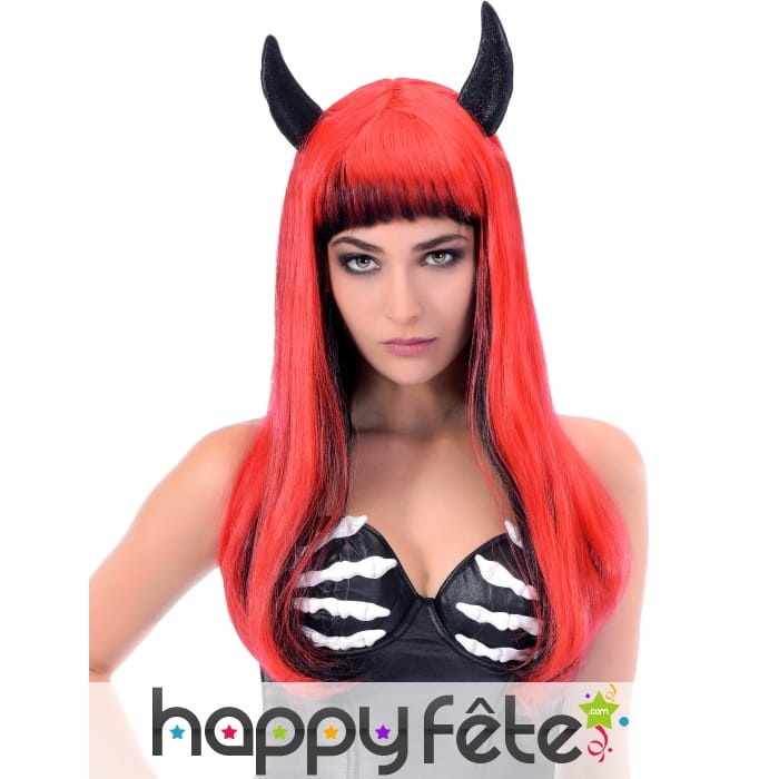 Longue perruque rouge et noire avec cornes noires