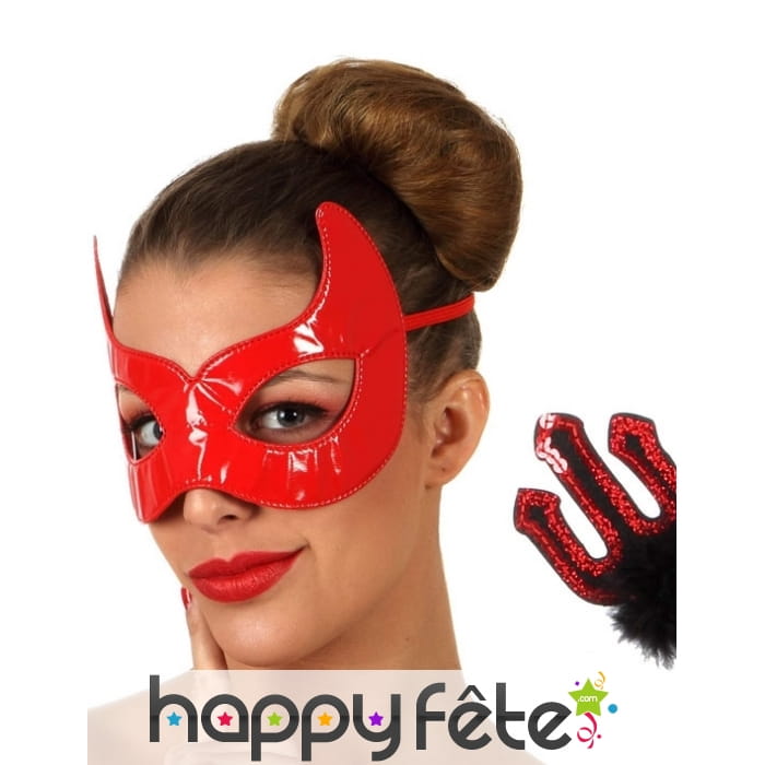 Loup rouge brillant de diablesse et trident