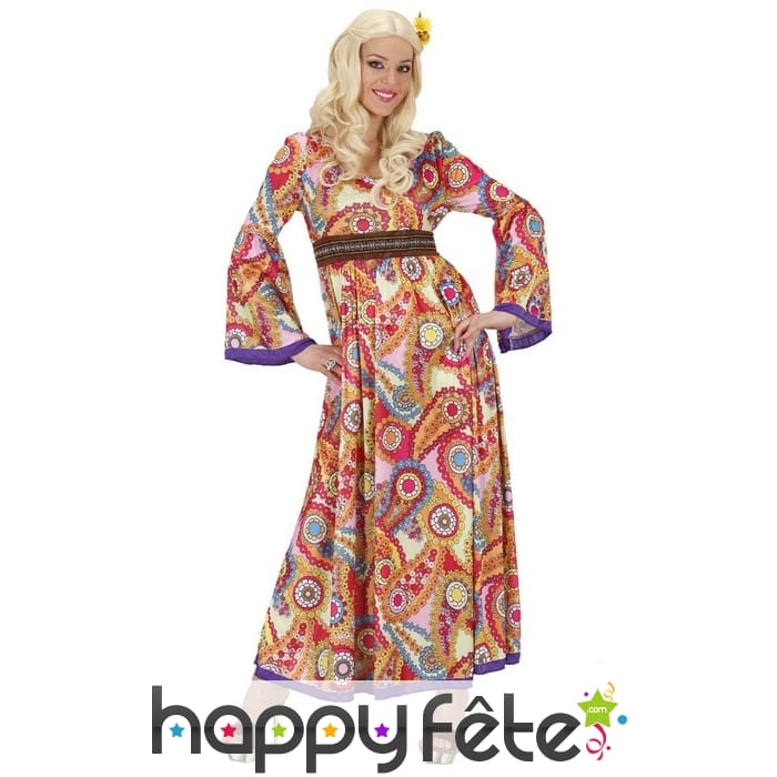 Longue robe fluide et colorée de hippie