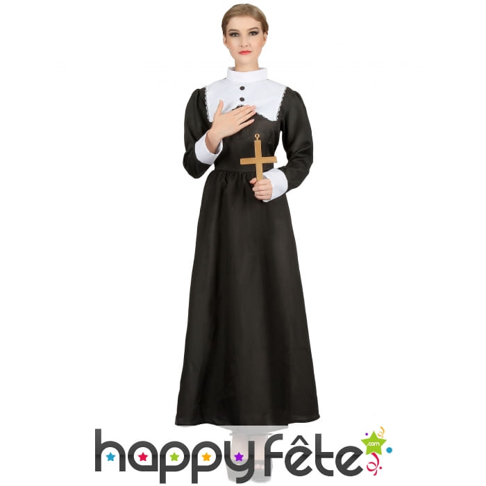 Longue robe noire de religieuse