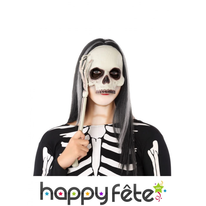 Masque de crâne avec main de squelette sur manche