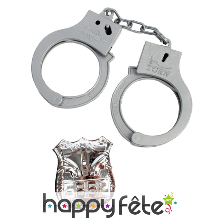 Menottes et badge de policier