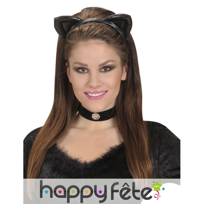 Oreilles de chat noir sur serre tête