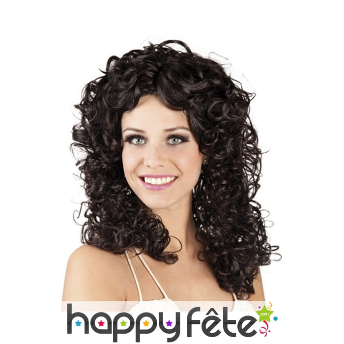 Perruque brune bouclée mi-longue