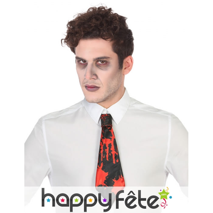 Petite cravate noire ensanglantée