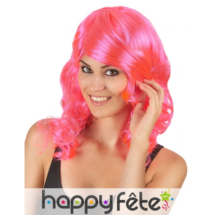 Perruque mi-longue ondulée rose