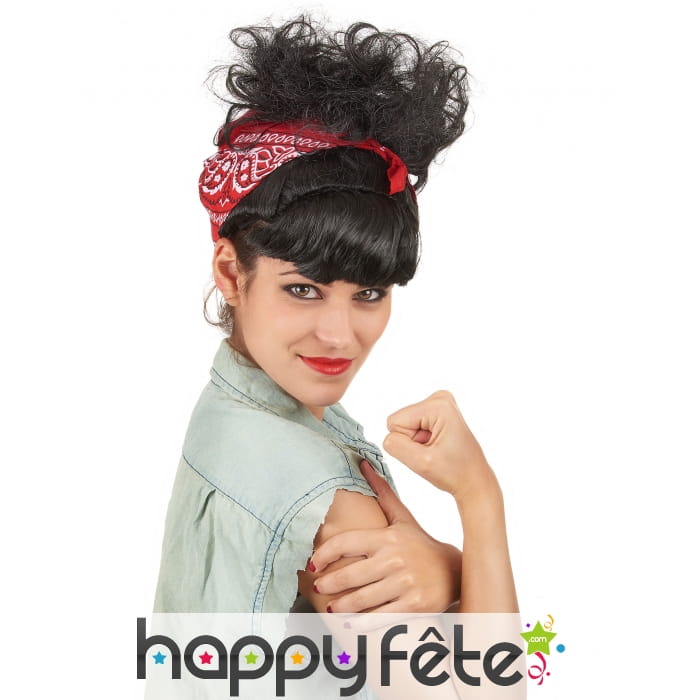 Perruque noire années 50 avec foulard rouge