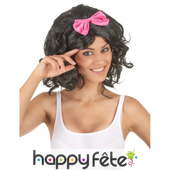 Perruque noire avec noeud rose années 50