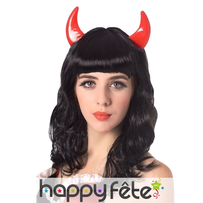 Perruque noire mi-longue ondulée avec cornes