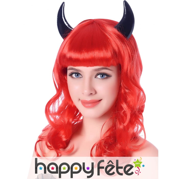 Perruque rouge mi-longue ondulée avec cornes