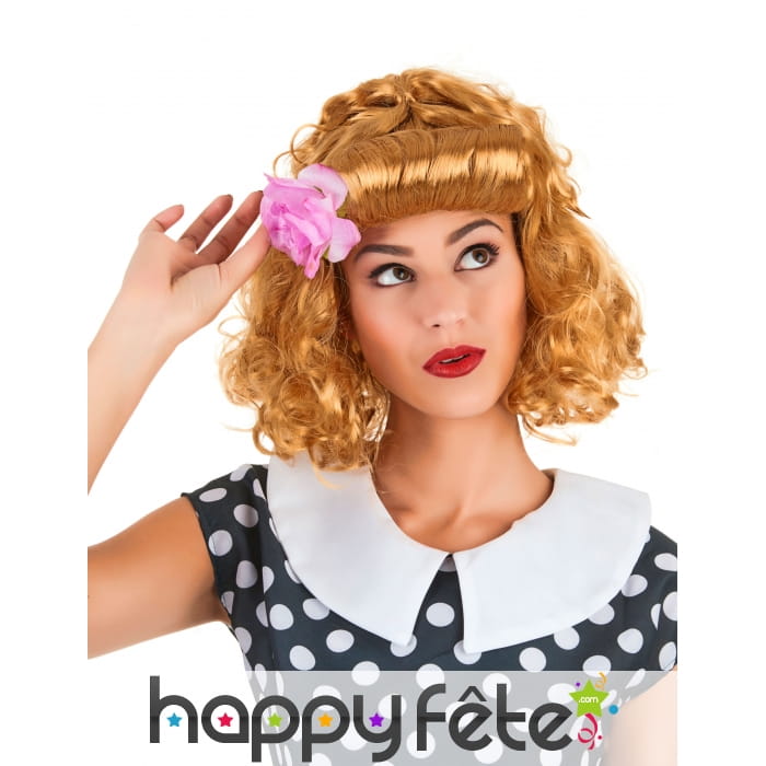 Perruque rétro rousse bouclée frange rouleau