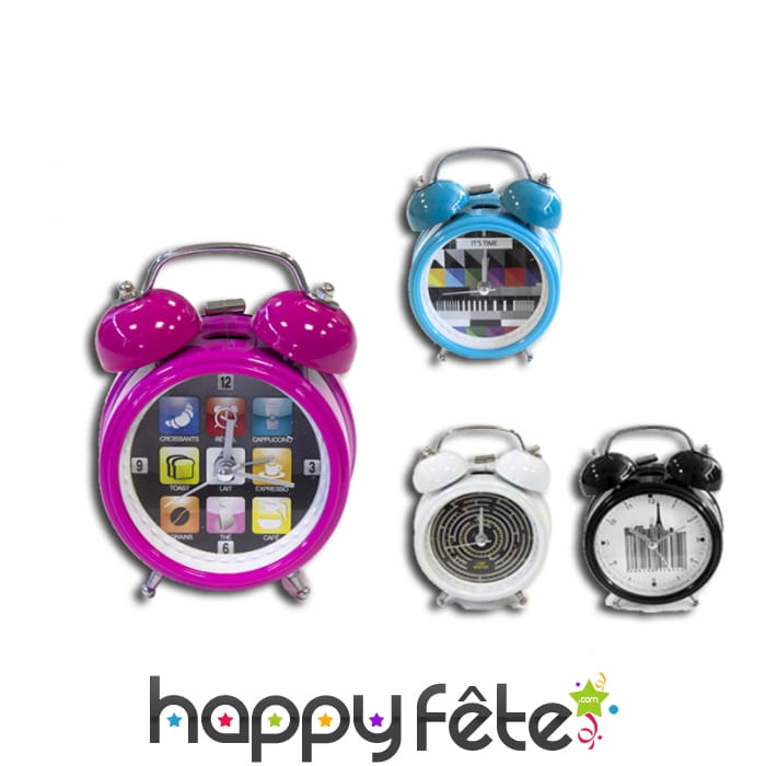 Réveil en métal coloré au design rétro