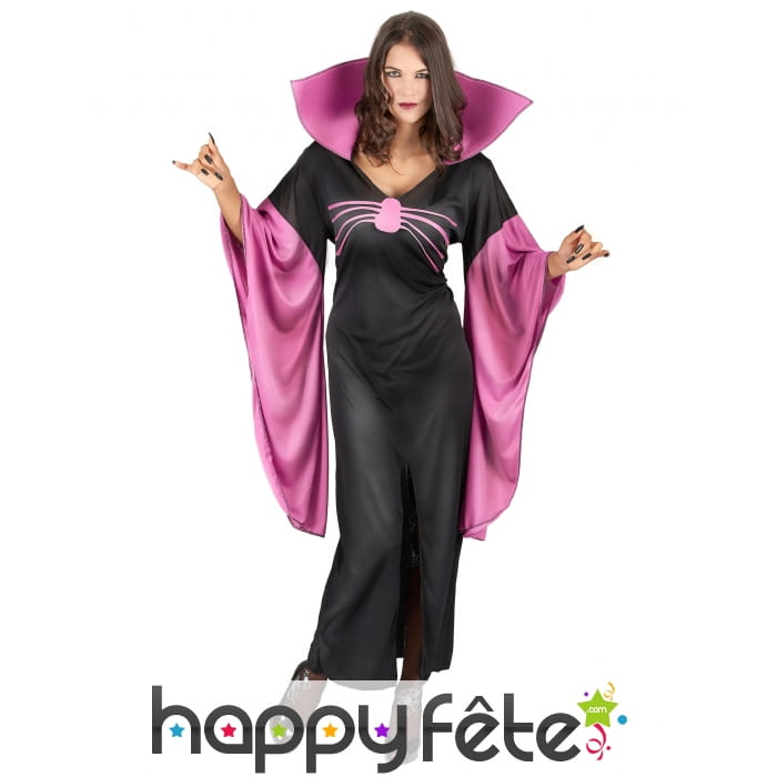 Robe noire et violette à grand col manches évasées