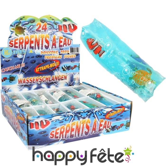 Serpent a eau avec poissons tropicaux