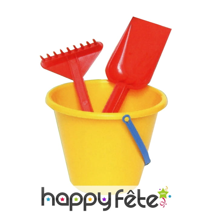 Seau avec pelle et rateau de plage