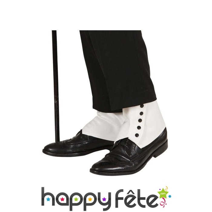 Sur chaussures blanches avec pressions noires