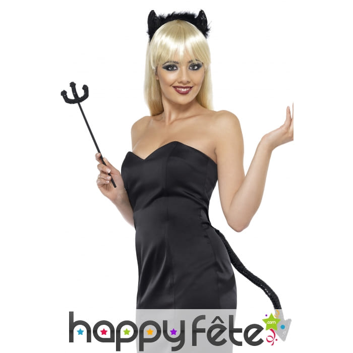 Set de diable noir avec cornes, queue et trident
