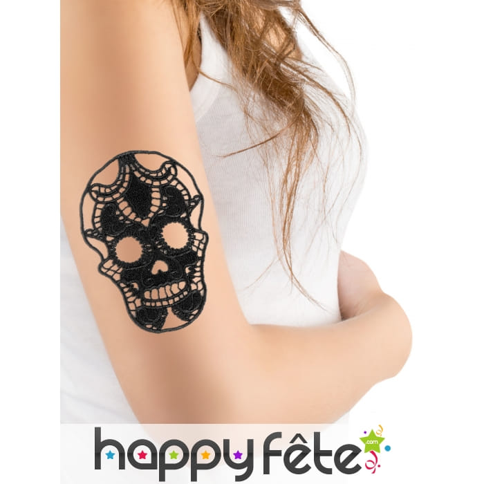 Tatouage crâne noir motif dentelle